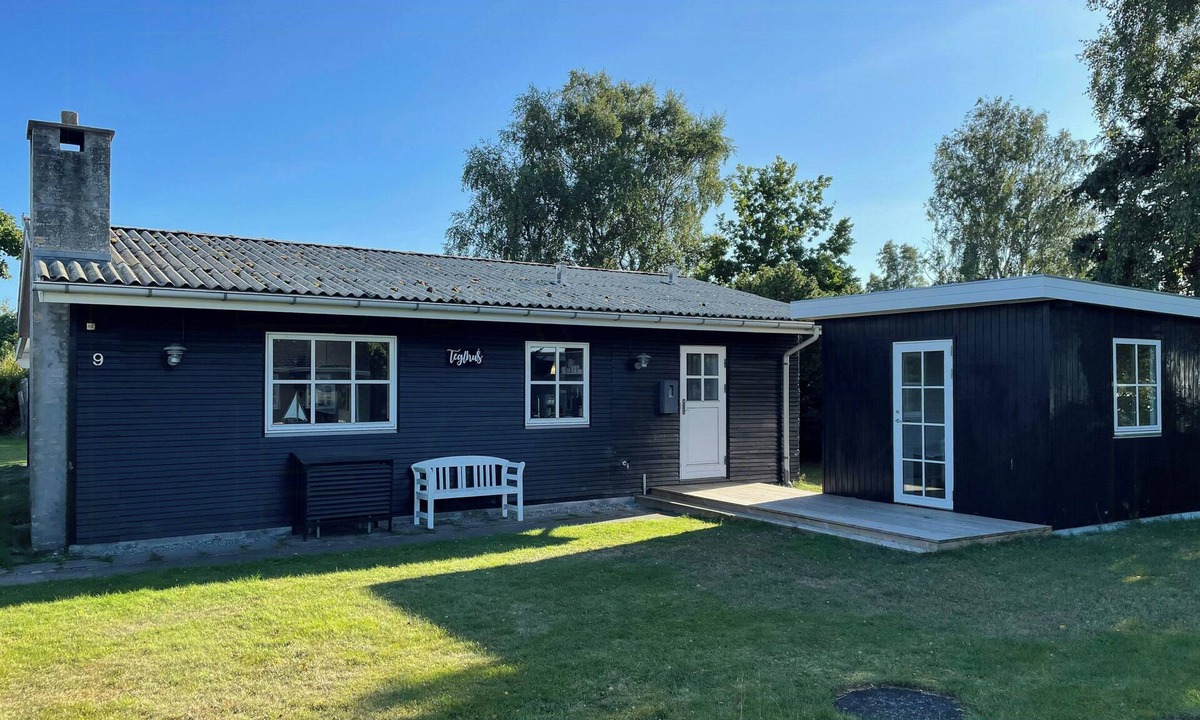Grena Strand House | Modern holiday home with spa at Grenaa Beach