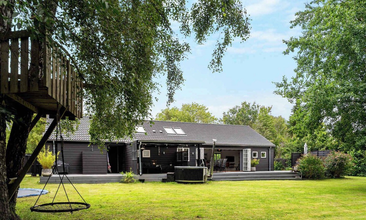 Hoensinge House | Modern holiday home with hot tub and nature