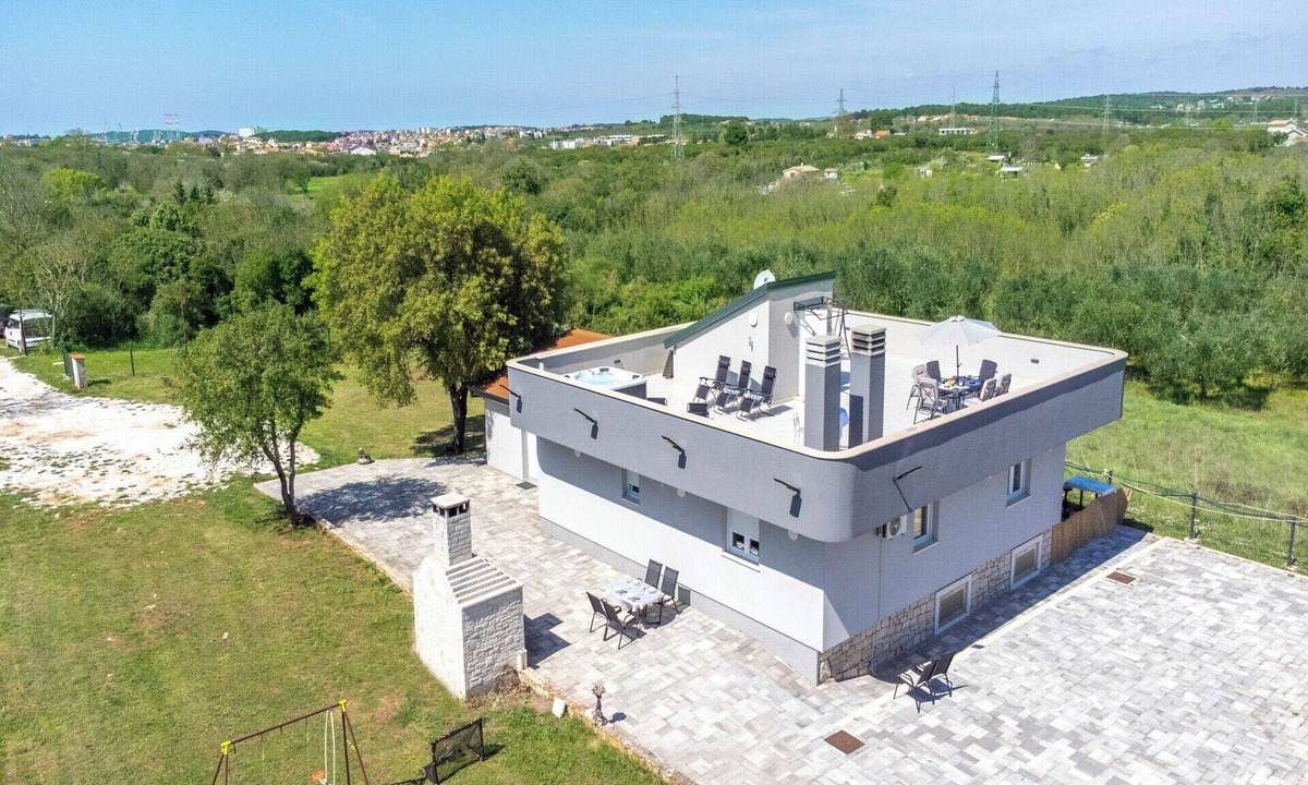 Valdebek House | Modern holiday home with jacuzzi and large garden