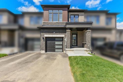 Thorold House | Modern Home 10 mins from Niagara Falls & Main Attraction with Free 2 Parkings