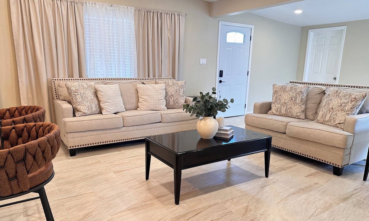 Hobbs House | Modern Home, 3BR 2BA , Smart TV, Free Parking, Fast WiFi