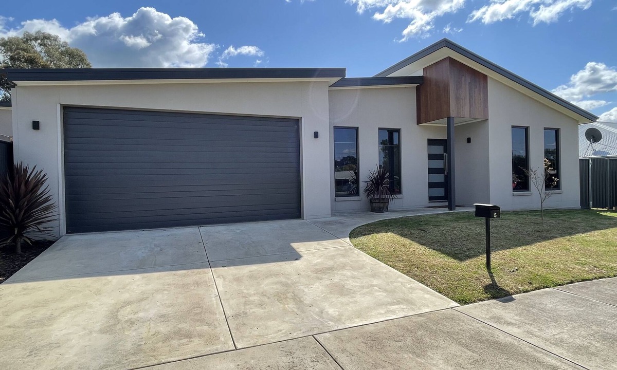 Mansfield House | Modern Home Away From Home