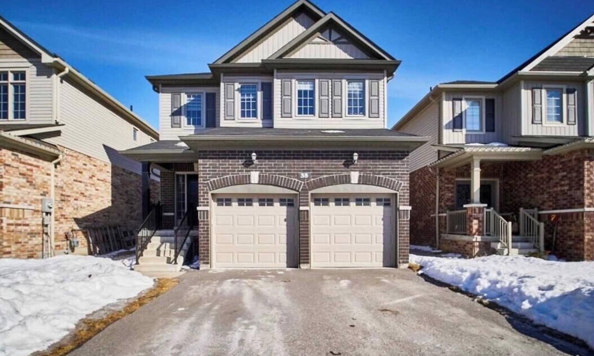 Courtice House | Modern home away from home in Courtice