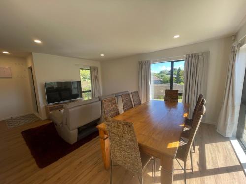 Te Atatu South House | Modern Home by the Reserve