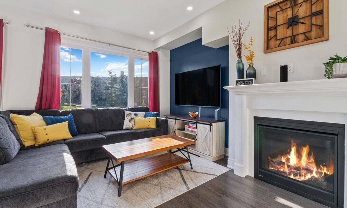 The Blue Mountains Villa | Modern Home with Sauna, Pool Table and Mountain View
