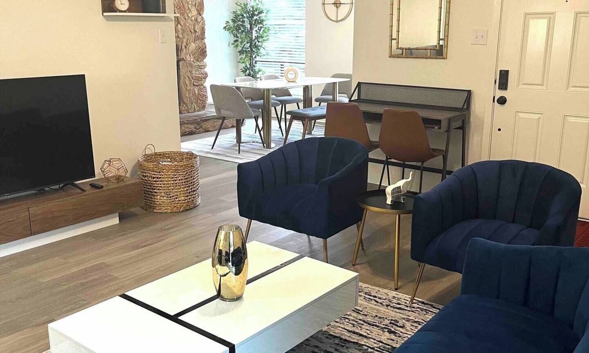 Wheeler Ridge House | Modern Home - Close to A&M !
