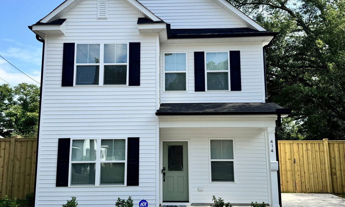 Wilmington House | Modern Home · Downtown Wilmington · Pet Friendly · Sleeps 10 · Fully Fenced Yard