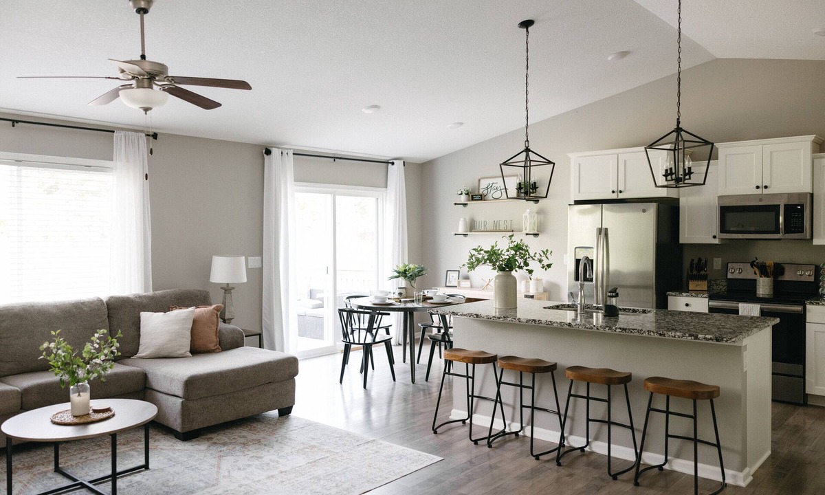 Berwick House | Modern Home ~ Hot Tub ~ Huge Game Room ~ 2mi to Adventureland