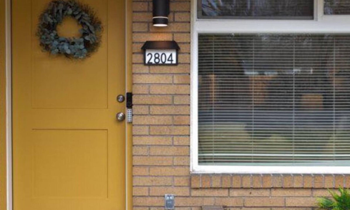 Brownstown Condo | Modern home in central Yakima