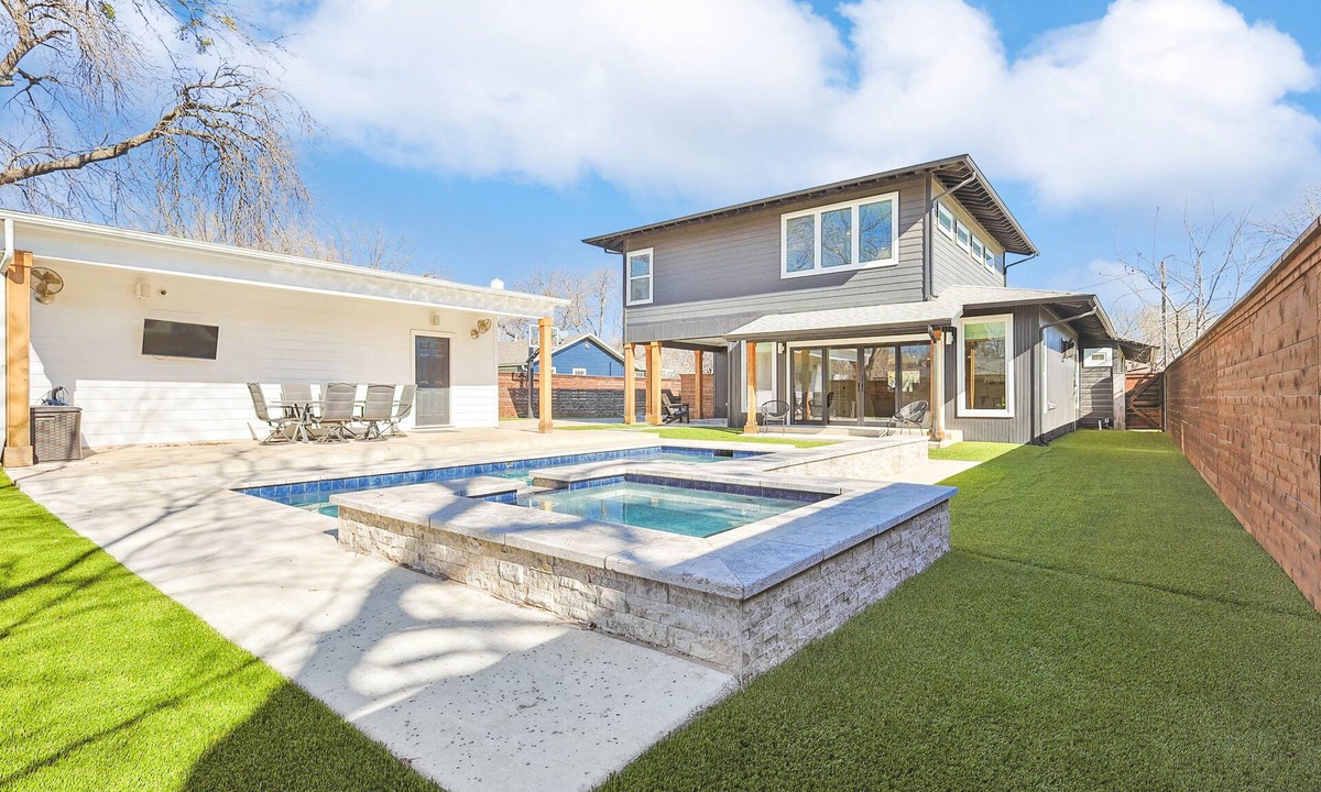 Roanoke House | Modern Home in the Heart of Old Town Roanoke with Pool!