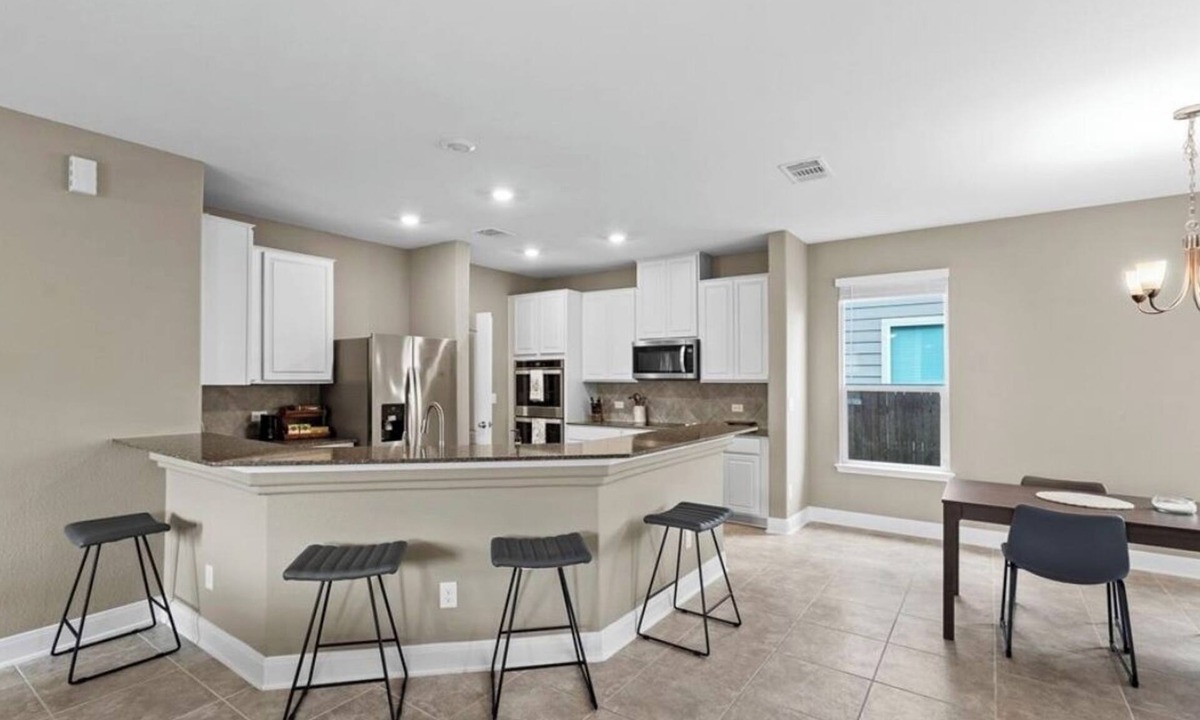 Del Valle House | Modern Home near Circuits of Americas COTA