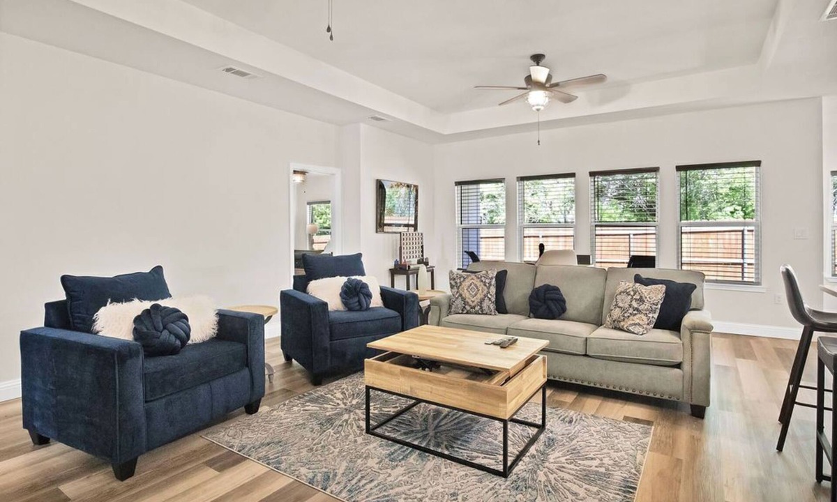 Waxahachie House | Modern home near historic Downtown Waxahachie