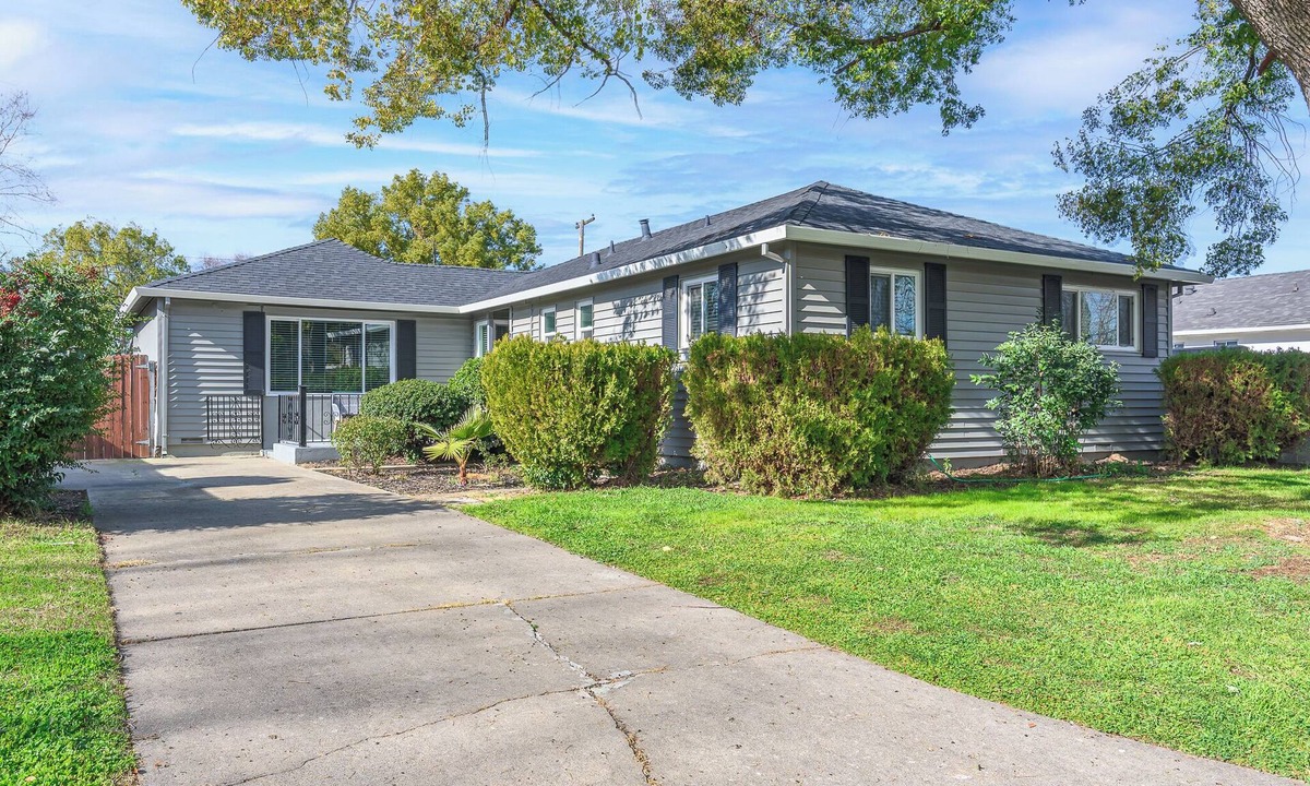 Southwestern Sacramento House | Modern Home Pet Playground