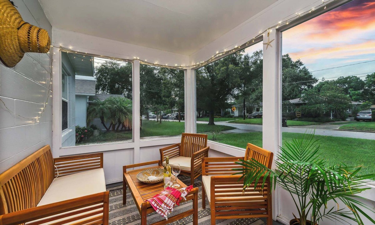 College Park House | Modern home w/full kitchen & outdoor dining