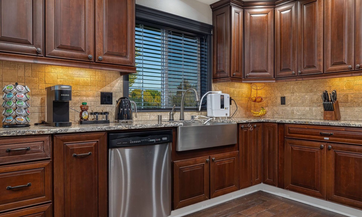 Stratford House | Modern home with hot tub/pool/wifi/office +