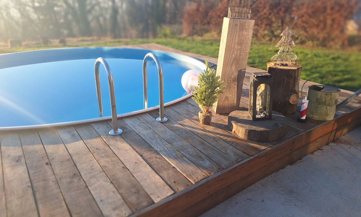 Petrinja House | Modern home with jacuzzi and sauna near the Kupa River for relaxation.