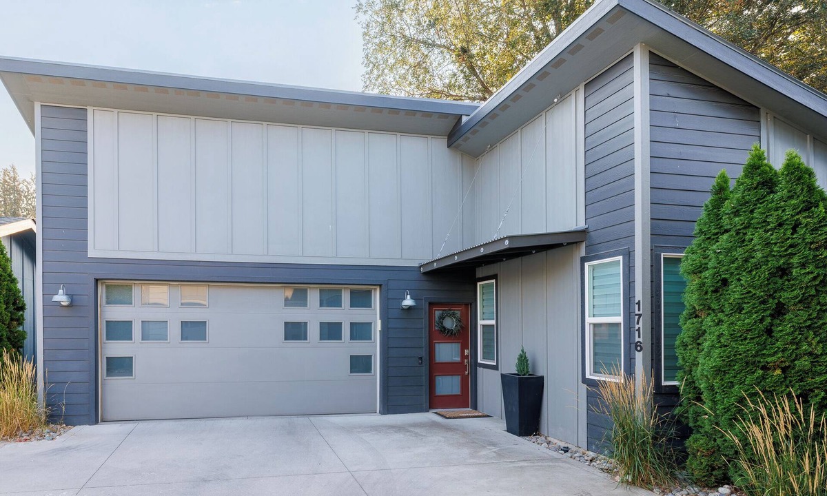 Coeur d'Alene House | Modern Home with Private Firepit