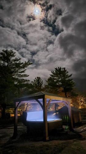 Honey Harbour House | Modern Honey Harbour Escape with Hot Tub BBQ Fire Pit