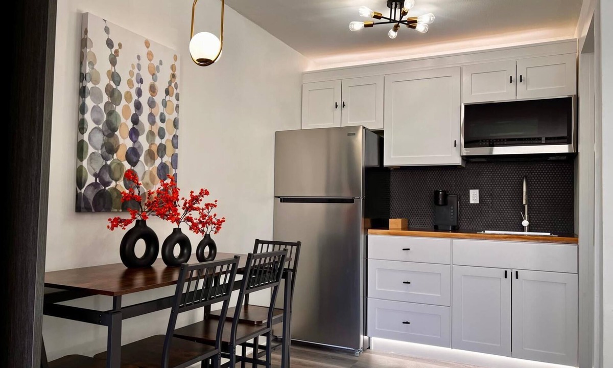 Shamrock Apartment | Modern hotel suite with kitchenette in charming Shamrock