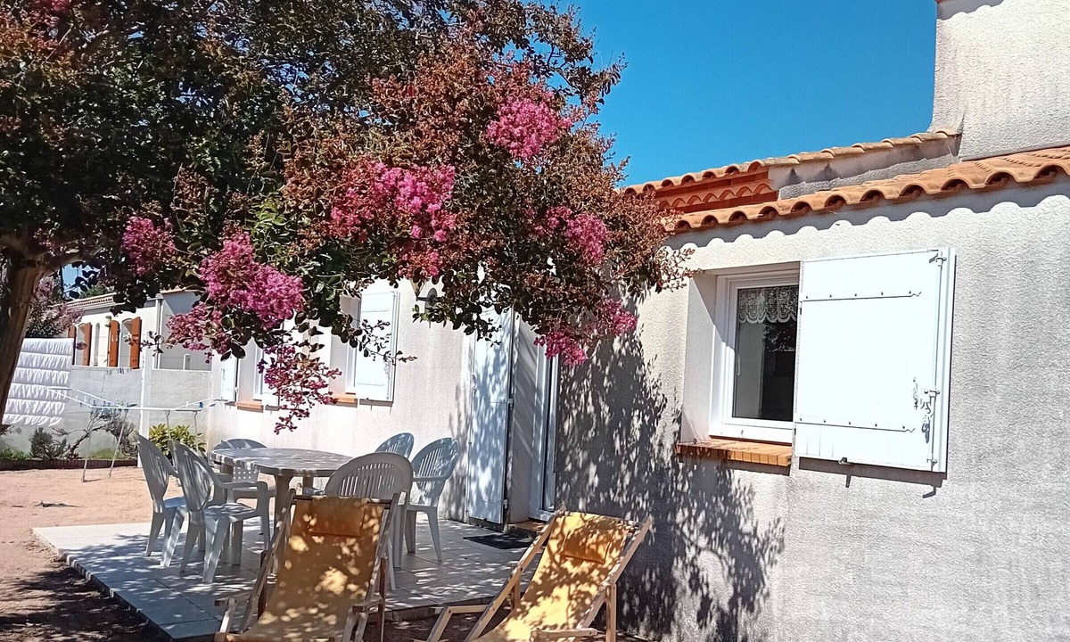 LʼAiguillon-sur-Mer House | Modern House in L'Aiguillon sur Mer with Garden and Pets Allowed