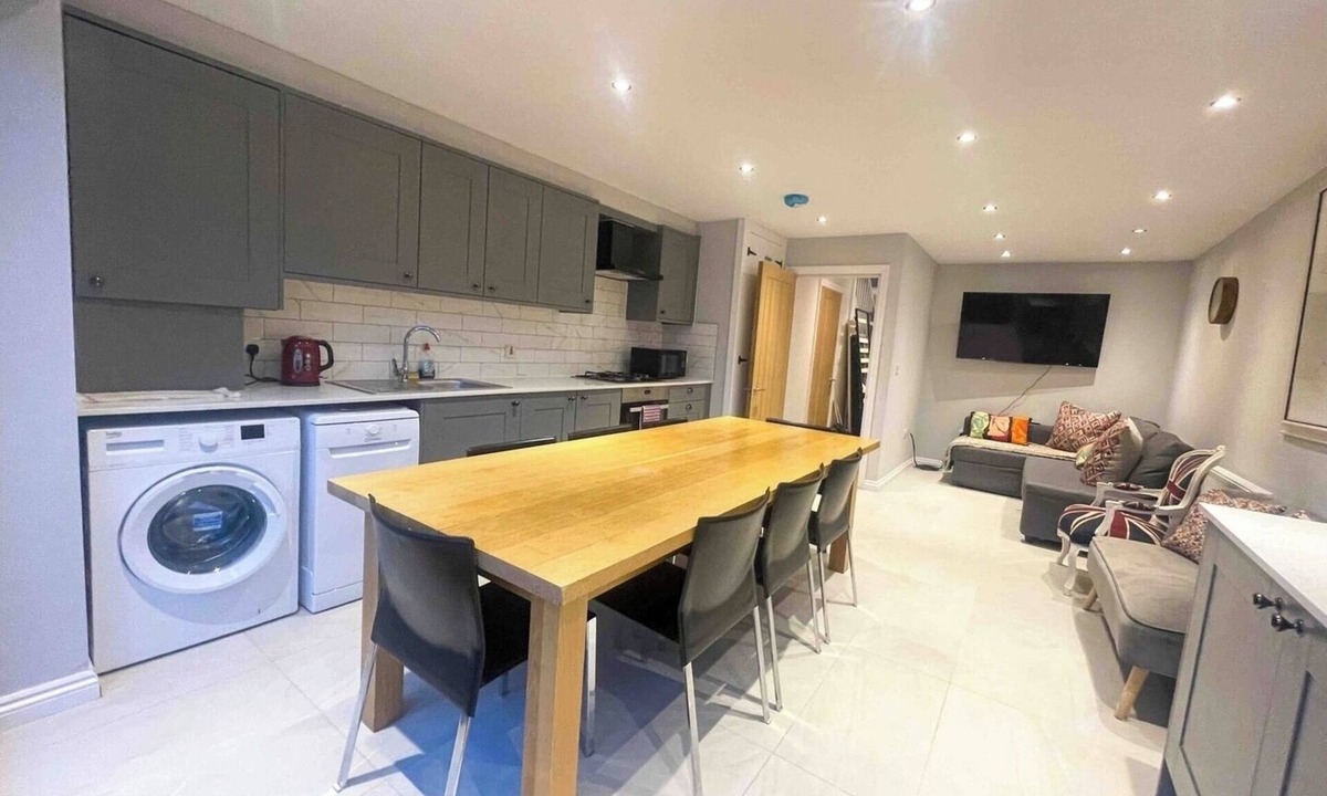 Wandle Valley House | modern house with four bathrooms