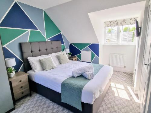 Basildon House | Modern house with free parking