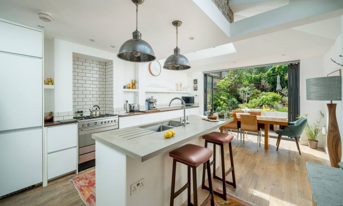 Elephant and Castle House | Modern house with garden space