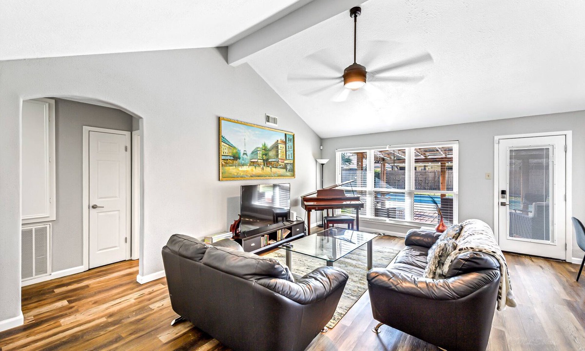 Richmond House | Modern house with large private pool in Sugar Land area