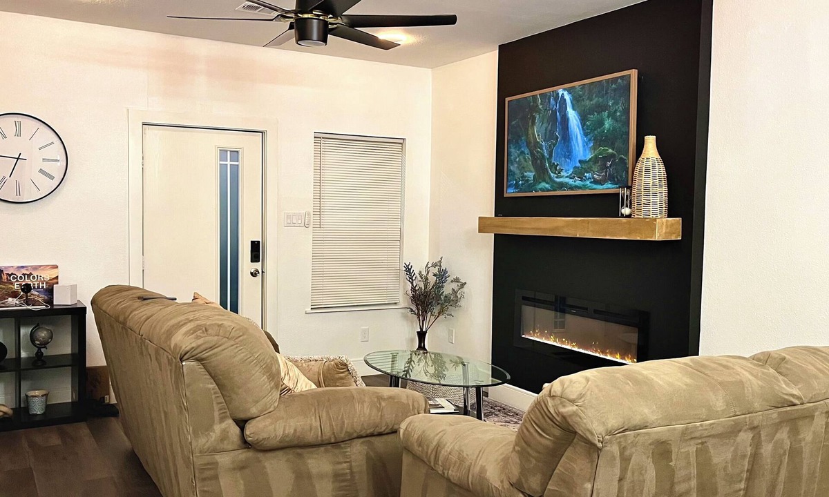 Old East Dallas House | Modern House with Large Backyard Near Deep Ellum