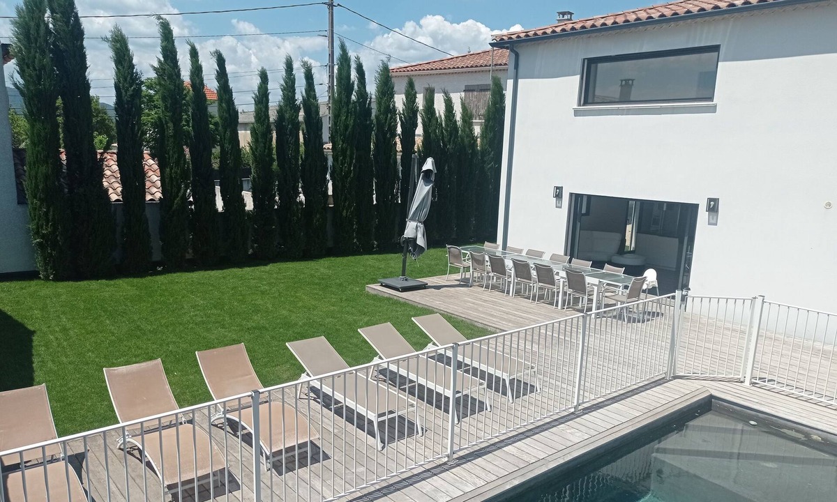 Ales Bed & Breakfast | Modern house with pool