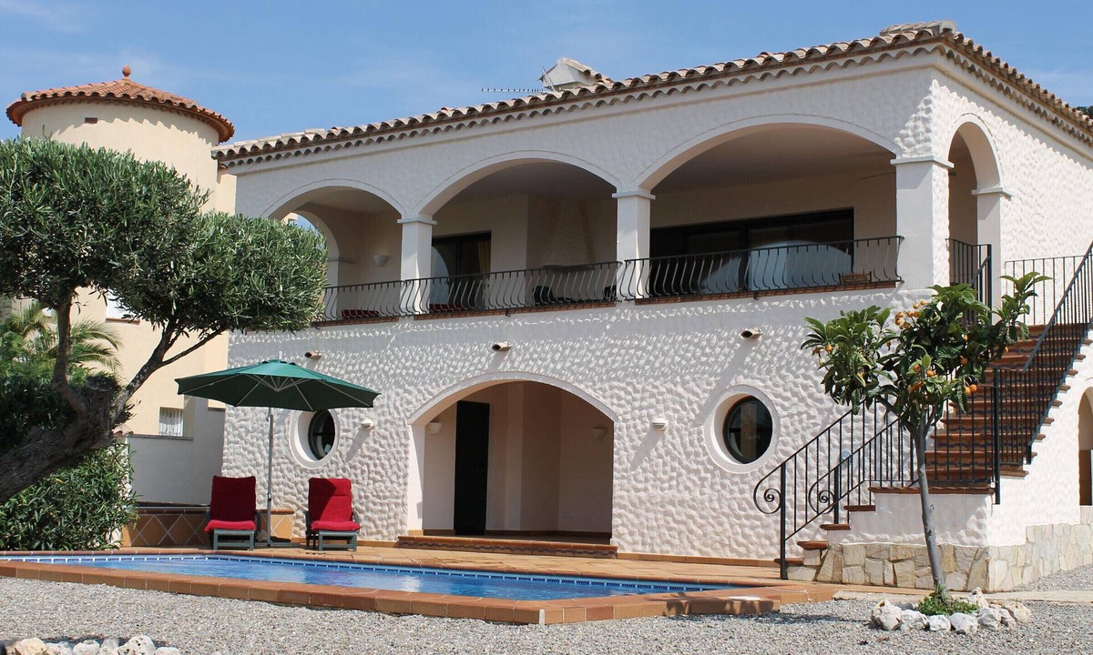 El Mas Fumats Cottage | Modern House with Private Pool, 6 Guests, Roses