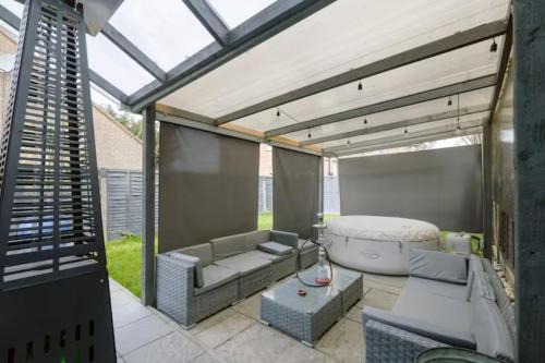 Uxbridge South Apartment | Modern House with relaxing Hot tub