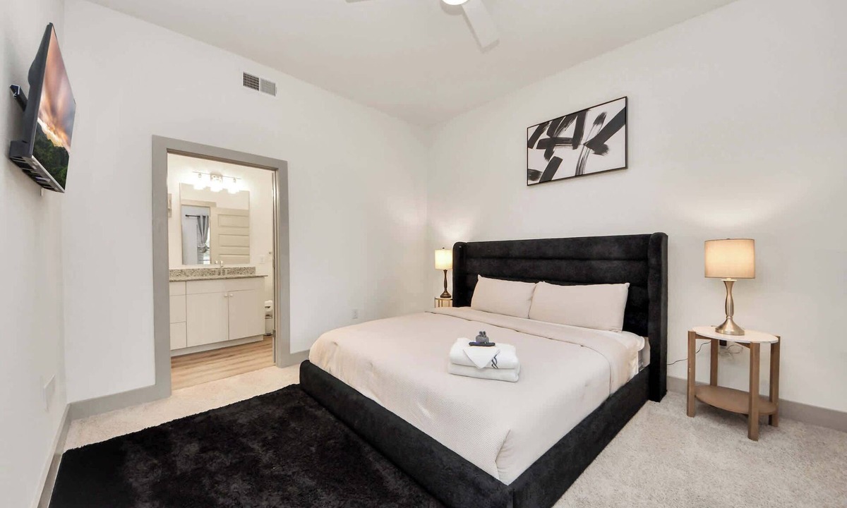 Addicks Apartment | Modern Houston Escape Bowling, Pool Table & Gym