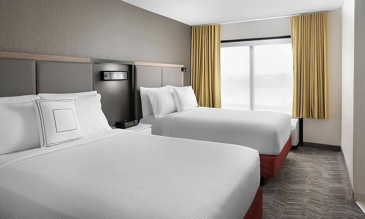 Southeast Houston Hotel | Modern Houston Room Offering Microwave, Shuttle Service & Inviting Pool Area