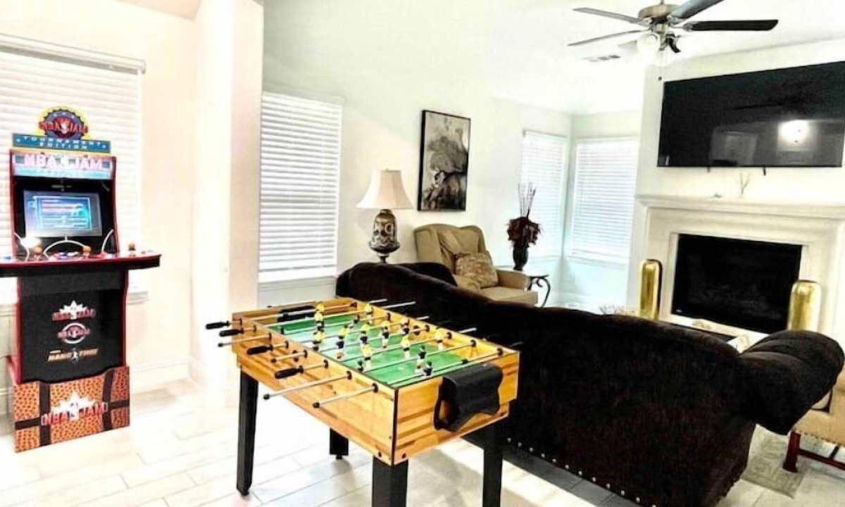 Wylie Villa | Modern I Arcade I 7 bd w/ C-Pool