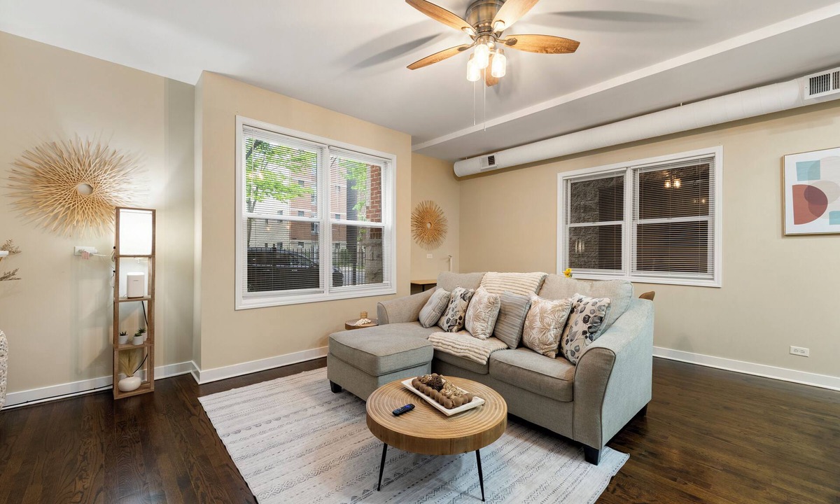 Tri-Taylor Apartment | Modern IMD Condo Workspace + Free Parking