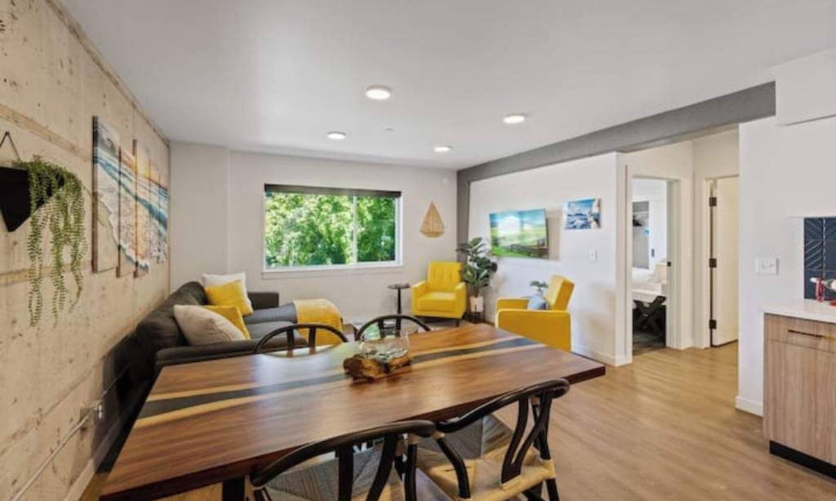 Cliff - Cannon Apartment | Modern Industrial with Free Parking