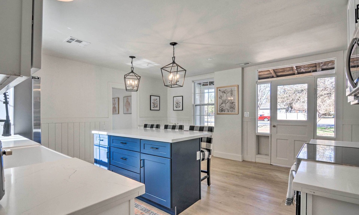 Kanab Cottage | Modern Kanab Home: Fire Pit, Red Rock Views!