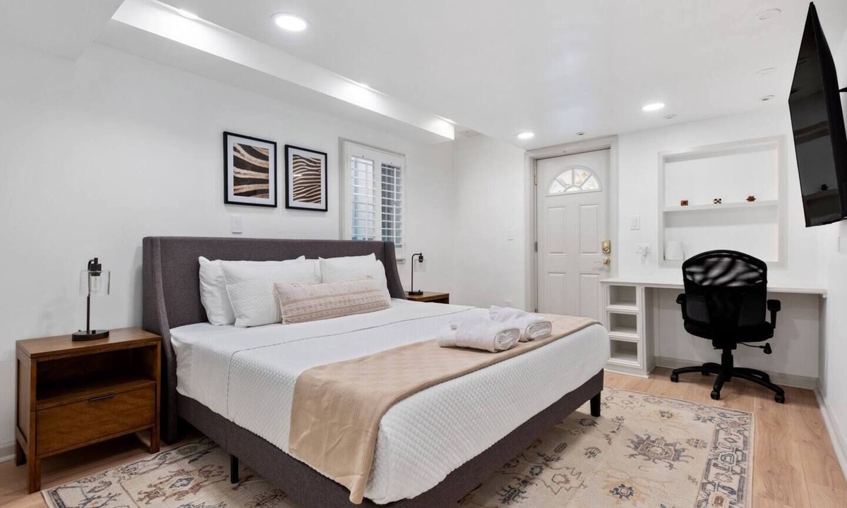 Cherrydale Apartment | Modern King Bed | 15 Min to DC | Backyard