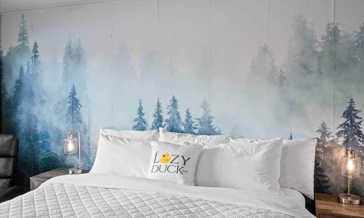 West Yellowstone Hotel | Modern King Suite Lazy Duck Inn #29, just 1 minute from Yellowstone!