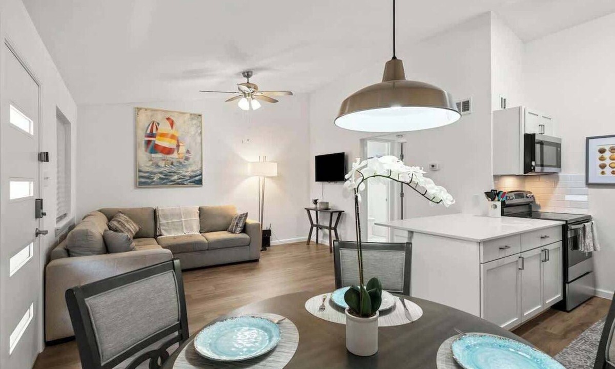 Austin Apartment | Modern King Suite - Easy Checkin