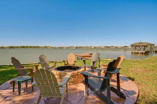 Blue Bell Estates House | Modern Lake Conroe House w/Lakefront Park & Deck!