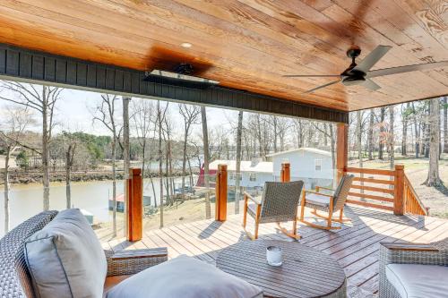 Counce House | Modern Lake House Retreat w/Deck on Pickwick Lake