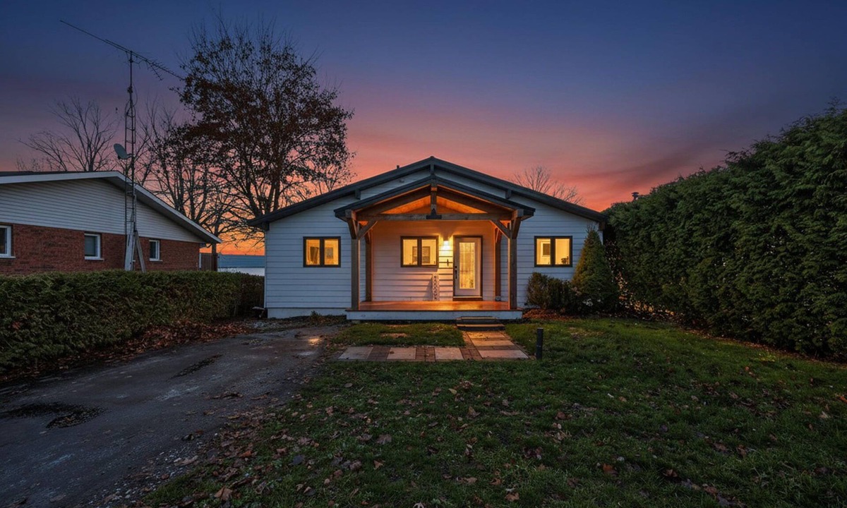 Oro-Medonte House | Modern Lake Simcoe Waterfront Home