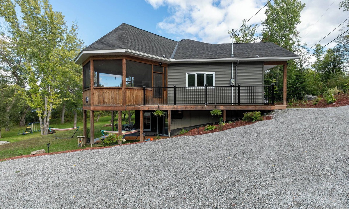 Bouchette Ski Chalet | Modern Lakefront Chalet with Games Room, Gym, Wrap Around Balcony & Scenic Views