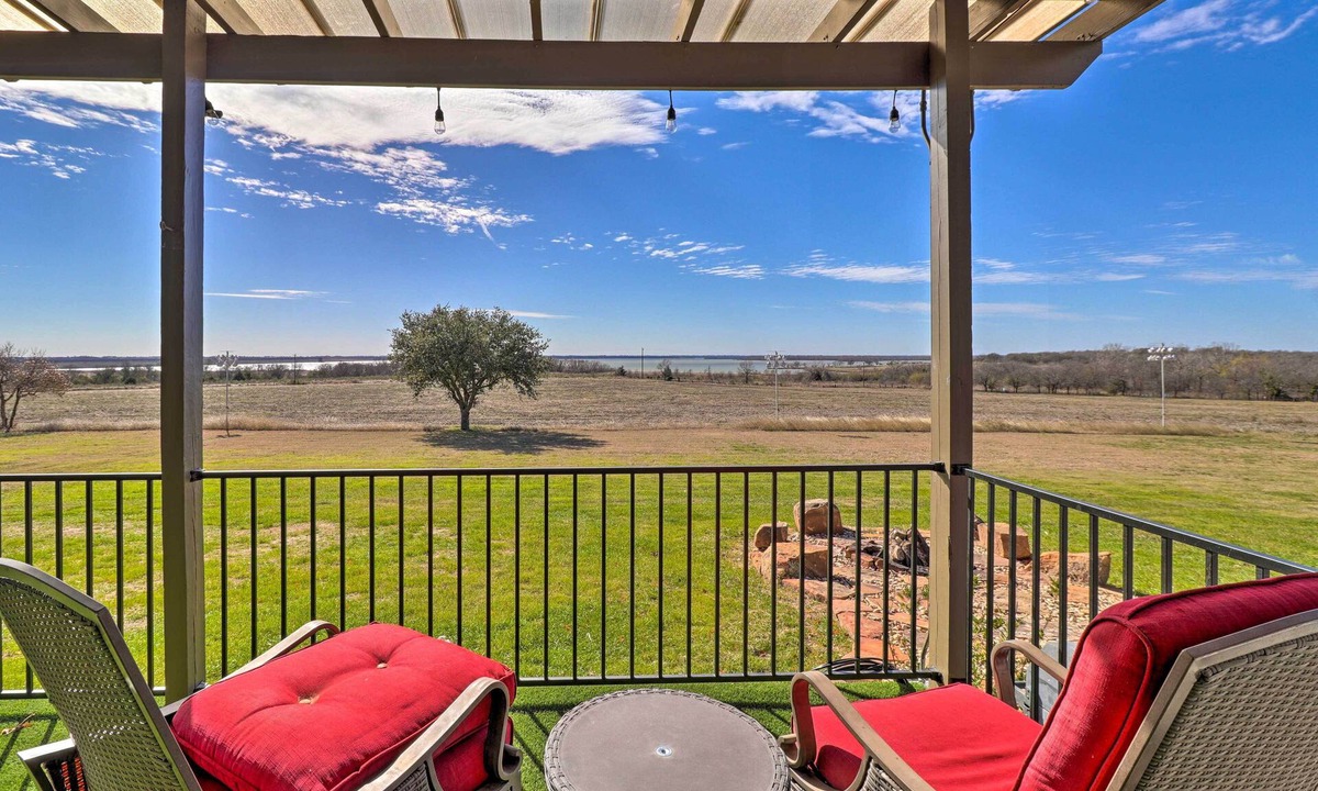 Granger House | Modern Lakehouse w/Stunning Views & Hot Tub!