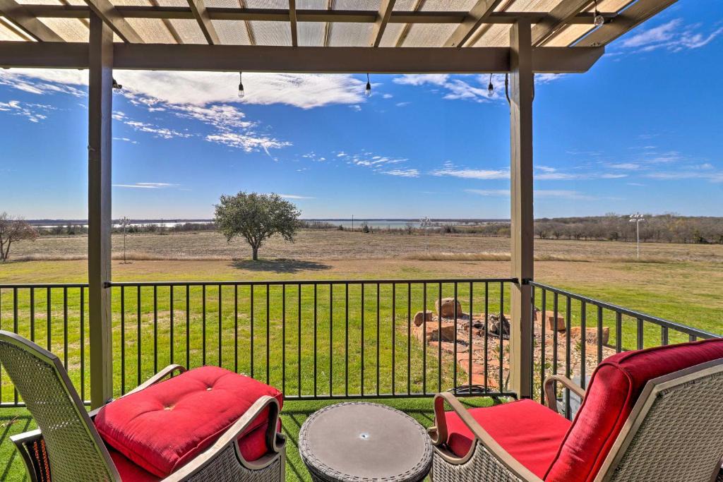 Granger House | Modern Lakehouse w/Stunning Views & Hot Tub!