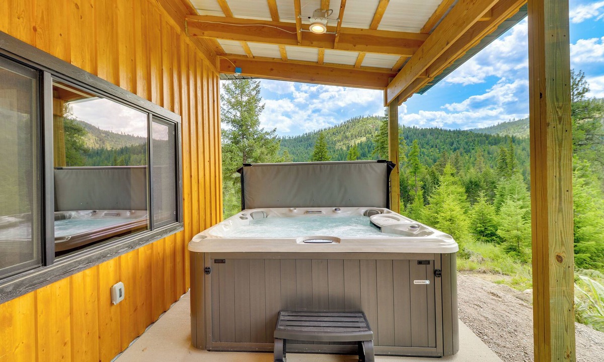 Lakeside Cottage | Modern Lakeside Cabin w/Mountain Views & Hot Tub!