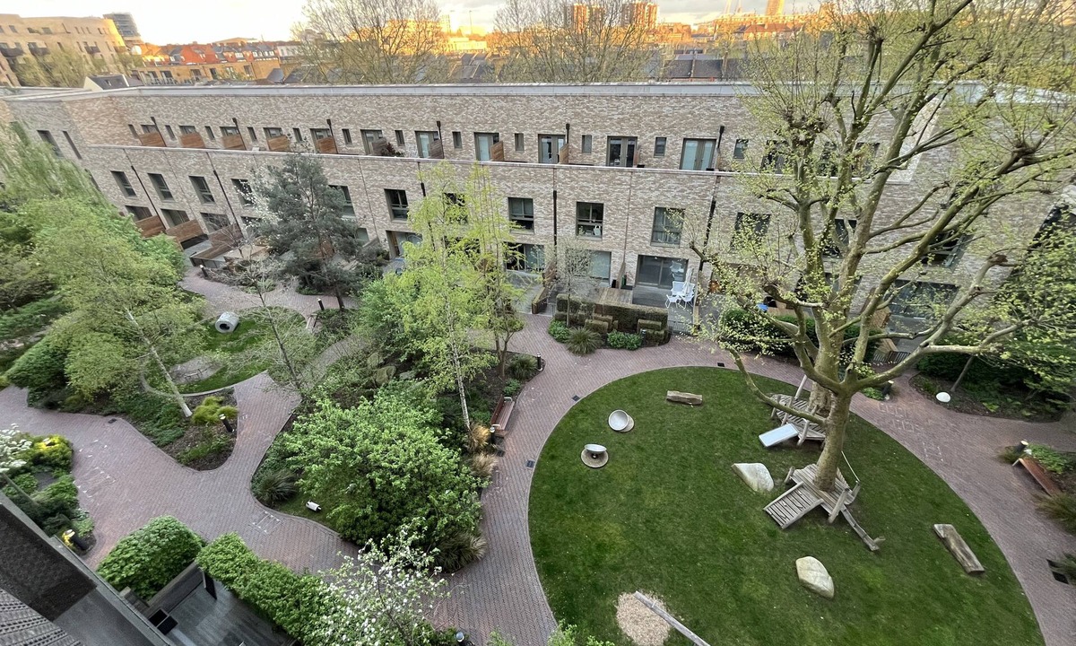 Walworth Condo | Modern & Large 1b Apt with Balcony & Courtyard