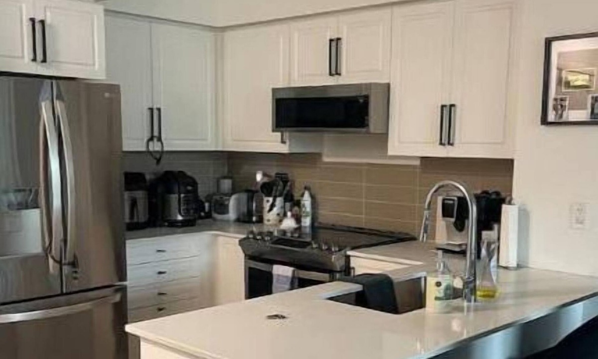 Niagara Condo | Modern Large Condo - Free Parking, Pool, Hot Tub